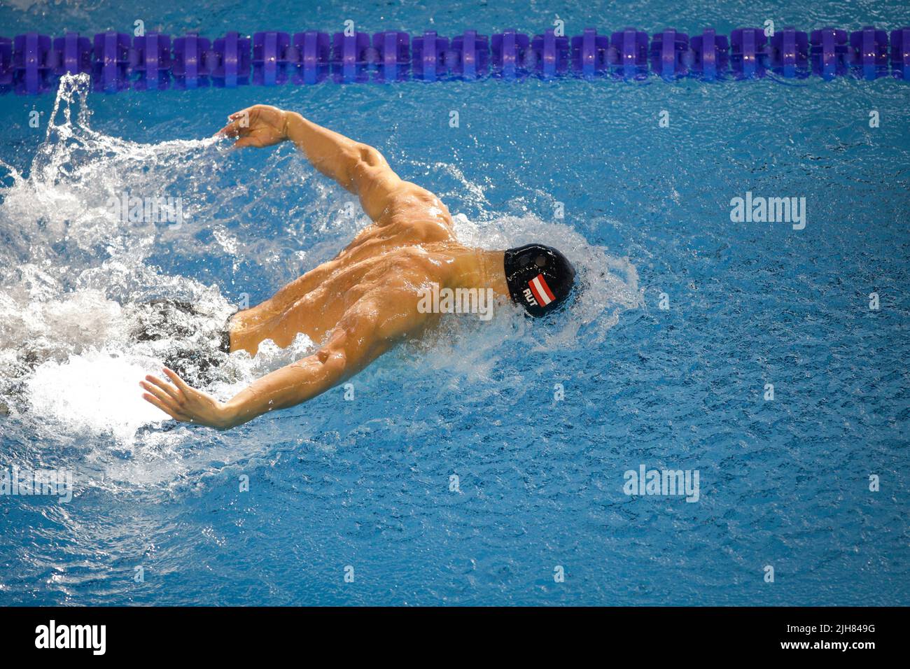 Otopeni, Romania - 8 luglio 2022: Dettagli con un atleta professionista austriaco maschio nuoto in una piscina olimpionica farfalla stile. Foto Stock