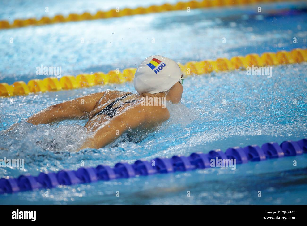 Otopeni, Romania - 8 luglio 2022: Dettagli con un atleta rumeno professionista nuoto femminile in una piscina olimpionica farfalla stile. Foto Stock