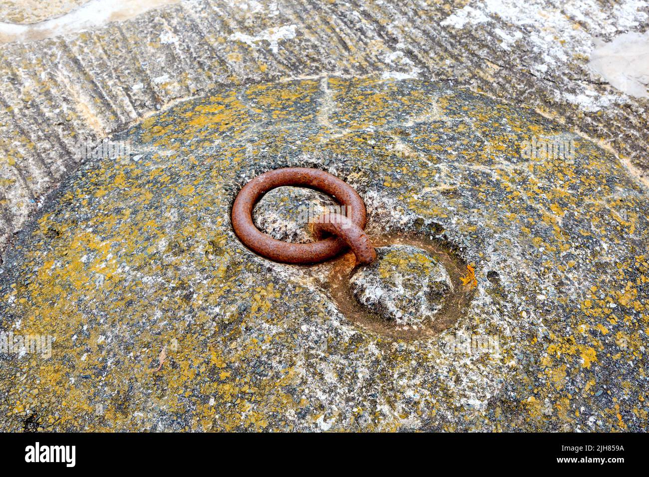 Anello di ormeggio in metallo fissato in calcestruzzo Foto Stock