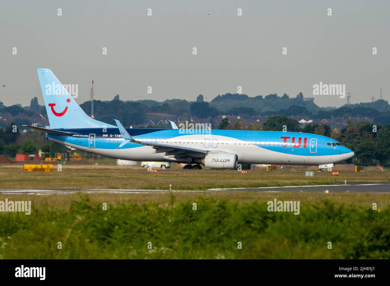 TUI Taxing per Runway 26 Bournemouth Airport Foto Stock