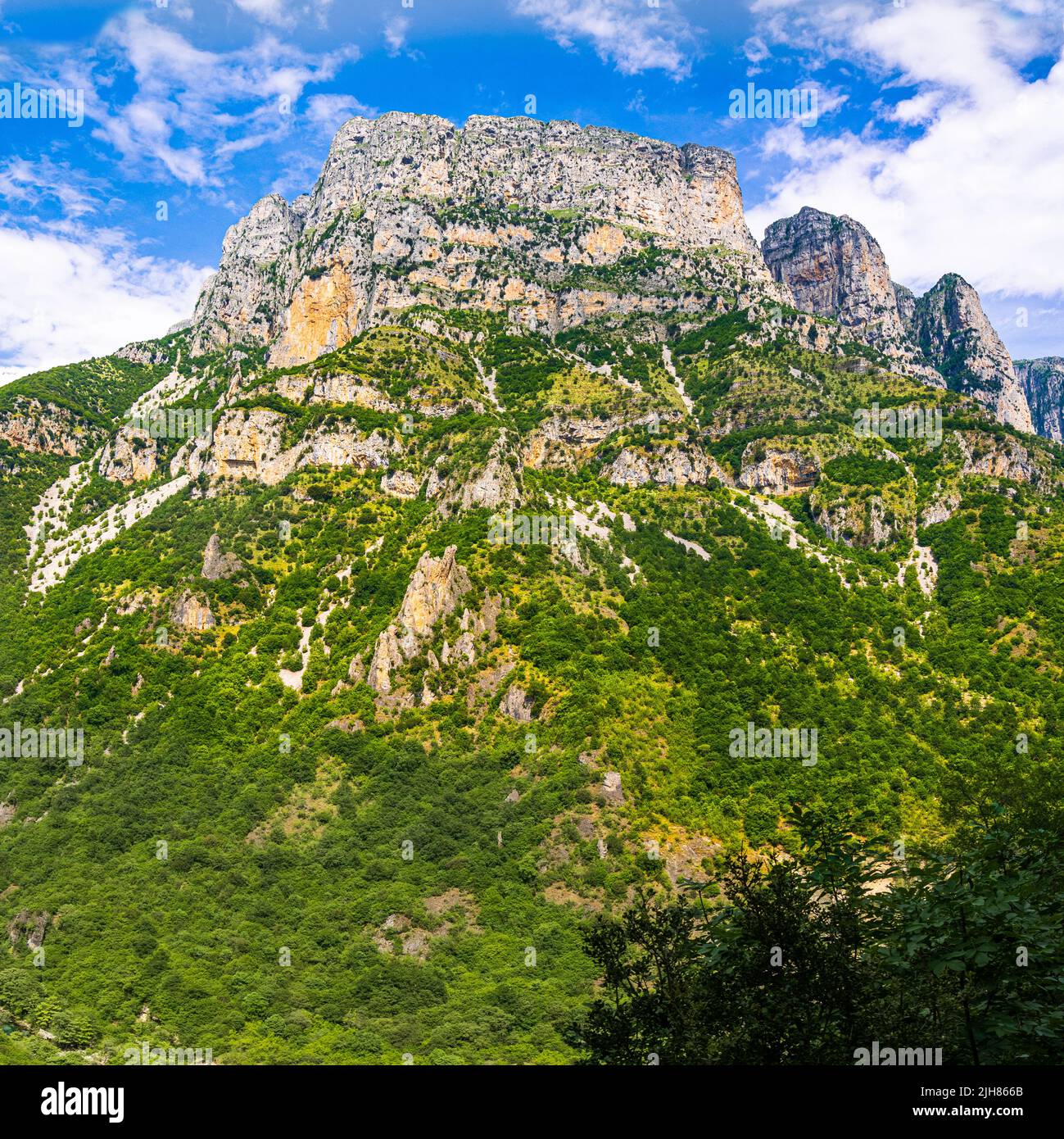 Torri di Astraka che domina la gola di Vikos sopra Voidomatis Springs a Zagori Grecia settentrionale 1300m - 4260ft da bordo scogliera al fiume (in basso a sinistra) Foto Stock