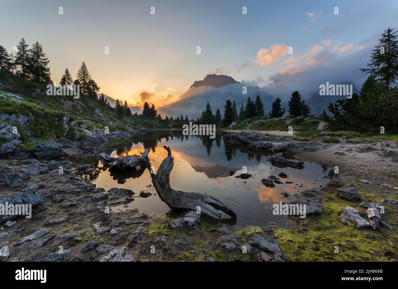 Tramonto sul lago di Limides, Dolomiti italiane Foto Stock