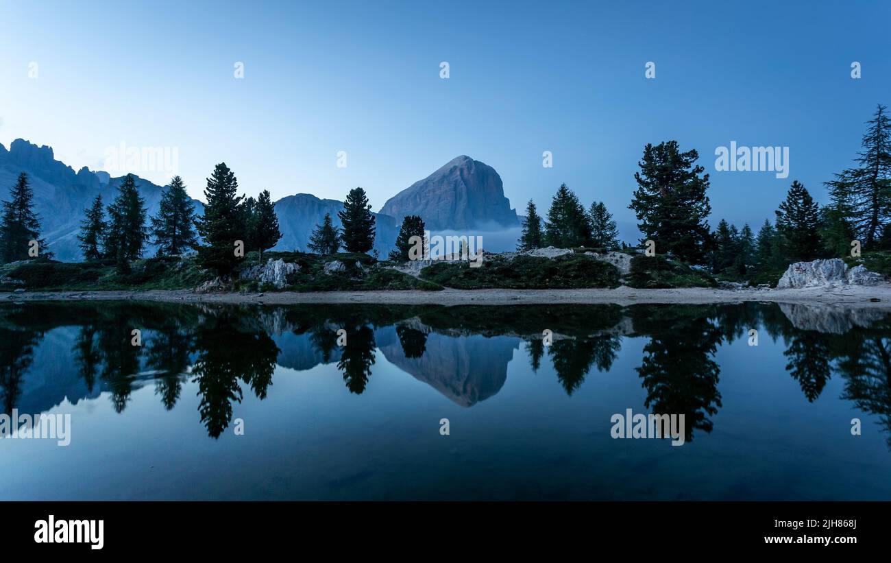 Tramonto sul lago di Limides, Dolomiti italiane Foto Stock
