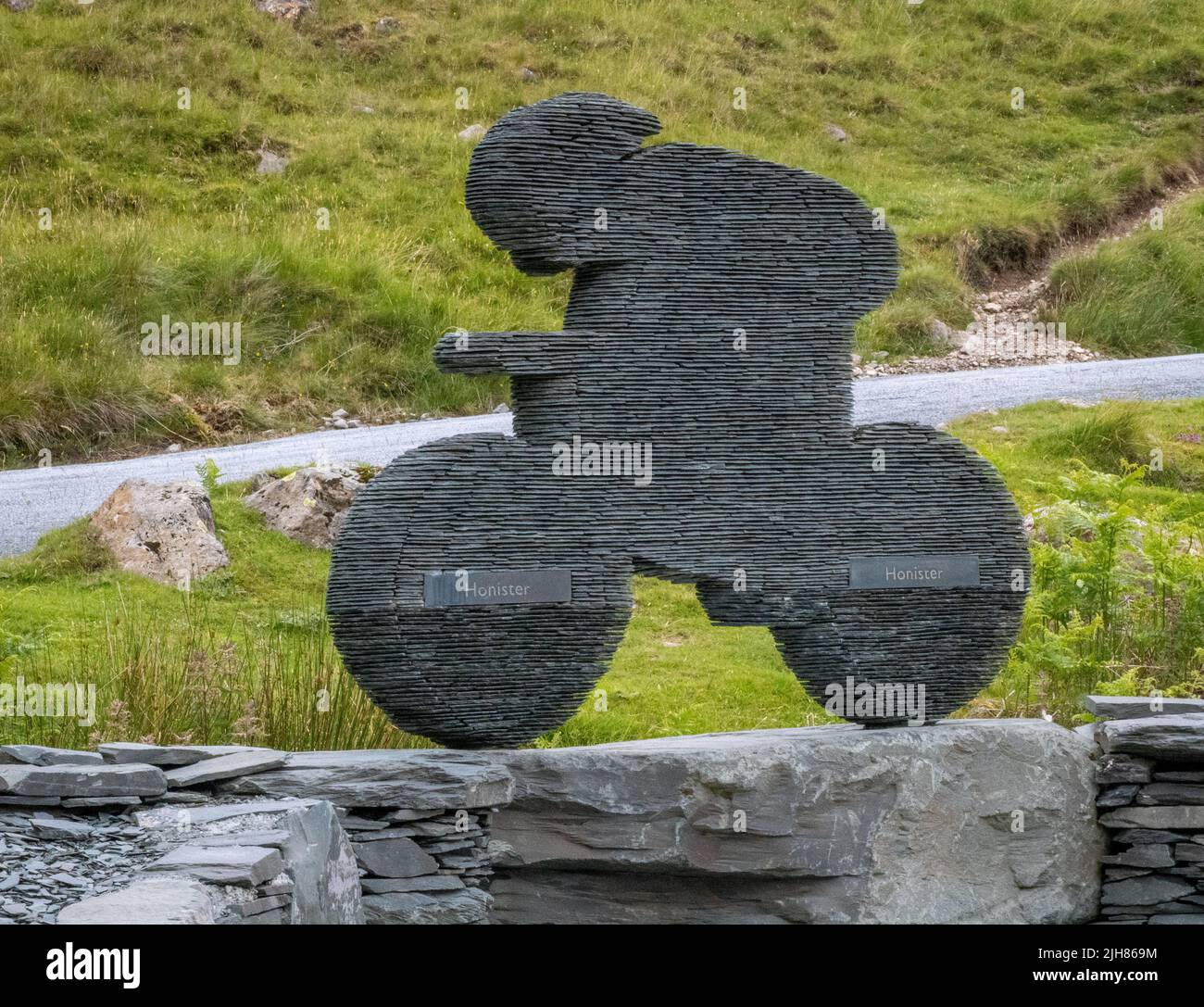 Scultura in ardesia di un ciclista da corsa realizzata presso la miniera di ardesia Honister a Honister Pass, una famosa pista ciclabile nel Lake District Cumbria UK Foto Stock