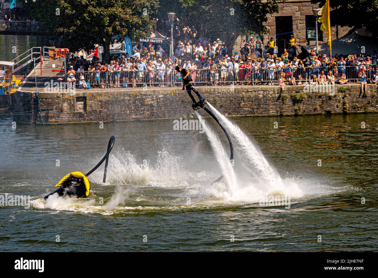 Sull'acqua si svolge una mostra acrobatica di flyboarding che attira enormi folle durante il Bristol Harbour Festival di Bristol. Data foto: Sabato 16 luglio 2022. Foto Stock