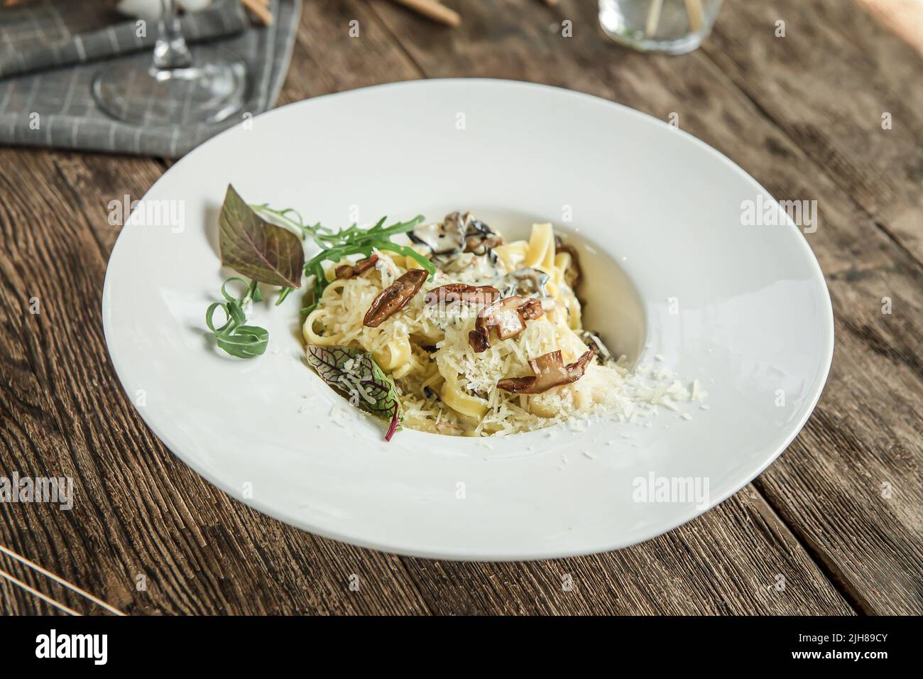 Porzione di tagliatelle ai funghi italiani Foto Stock