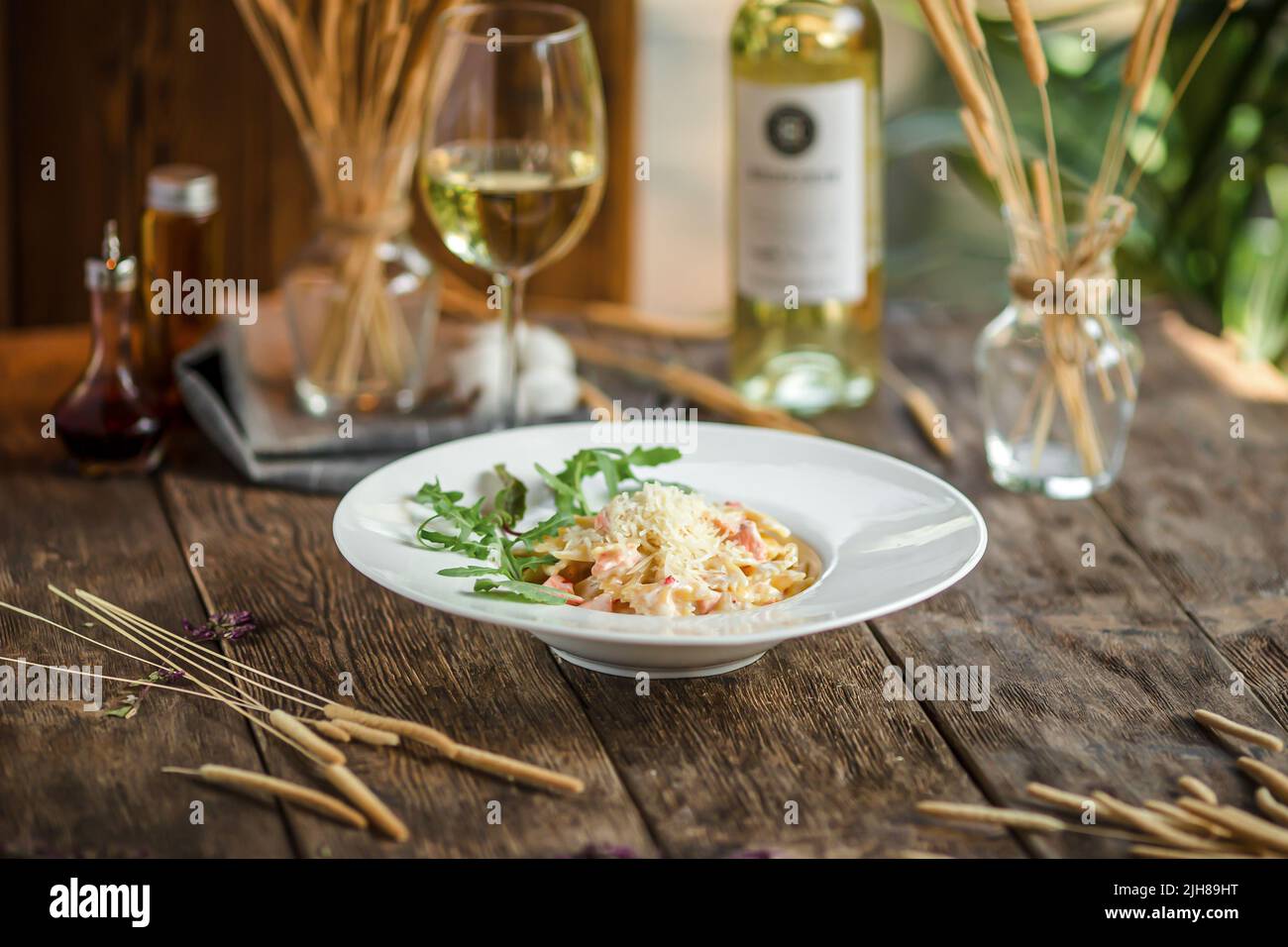 Porzione di pasta di farfalle italiana con salmone Foto Stock