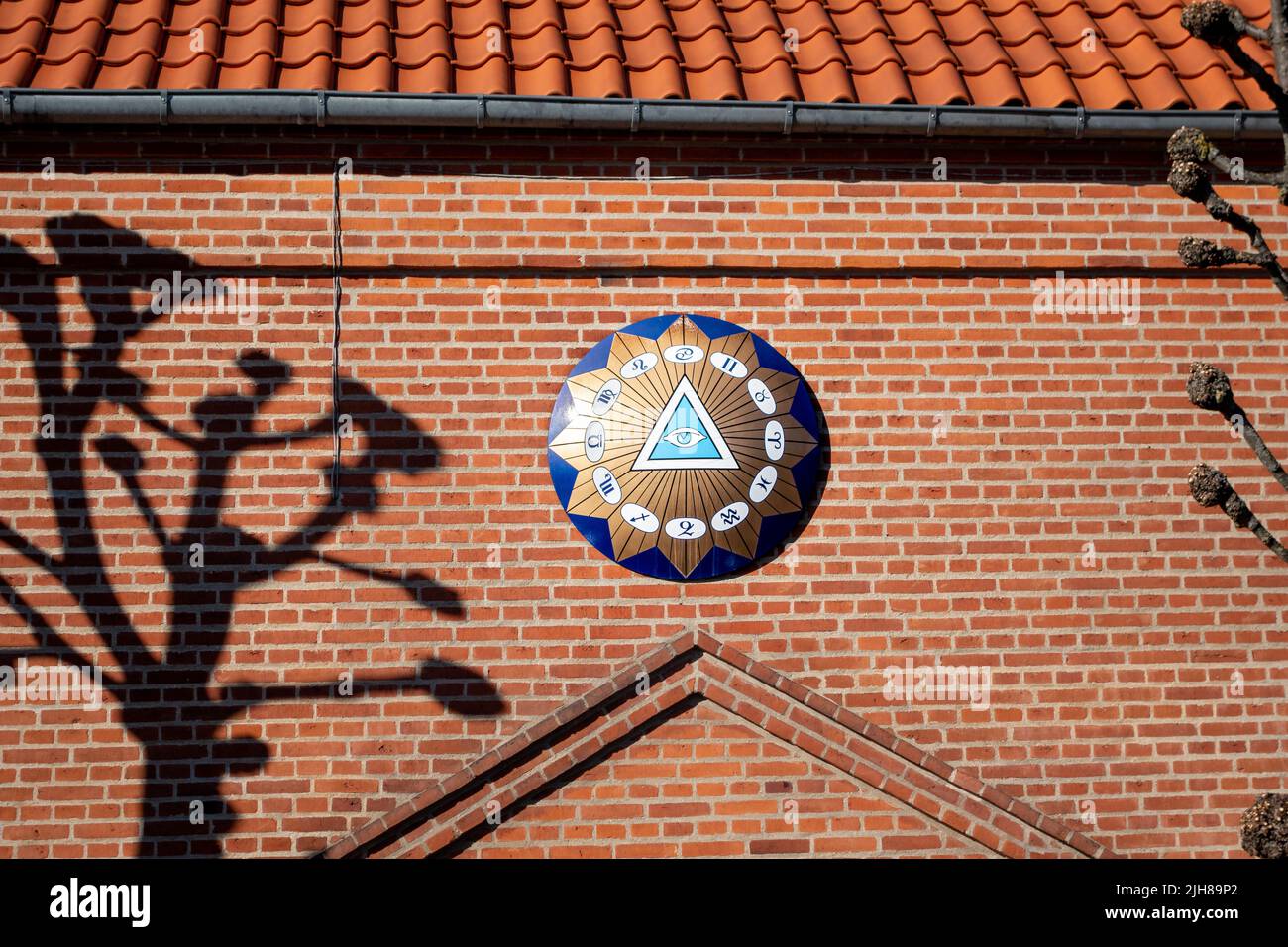 Logen Kosmos, centro massonico elementi di costruzione dettagli con oroscopo simboli e occhio masonico nel mezzo a Helsingor, Elsinore, Danimarca Foto Stock