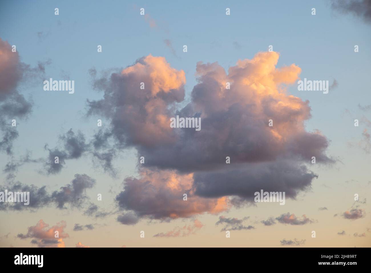 Nuvole al tramonto su una spiaggia Foto Stock