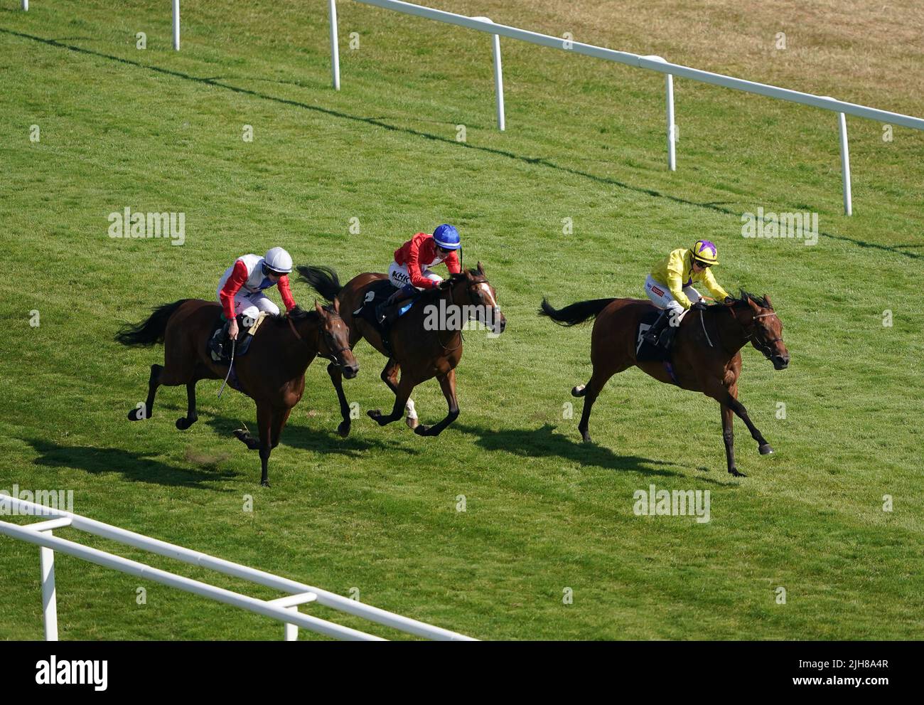 Morgan Fairy guidato da Hollie Doyle (a destra) sulla strada per vincere il premio Lifetime in Racing Award vincitore britannico EBF Premier Fillies' handicap all'ippodromo di Newbury. Data foto: Sabato 16 luglio 2022. Foto Stock