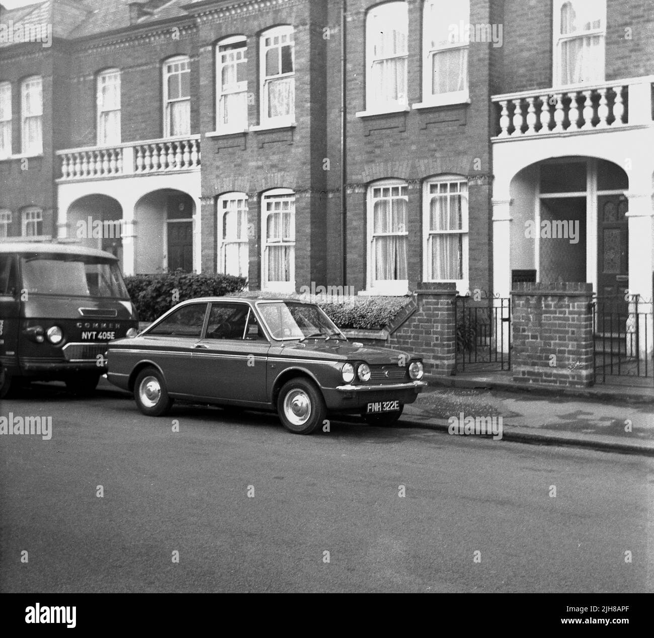 1960s, storico, Hillman Imp Sport e Commer van dell'epoca parcheggiato in una strada vittoriana di Londra, Inghilterra, Regno Unito. Foto Stock