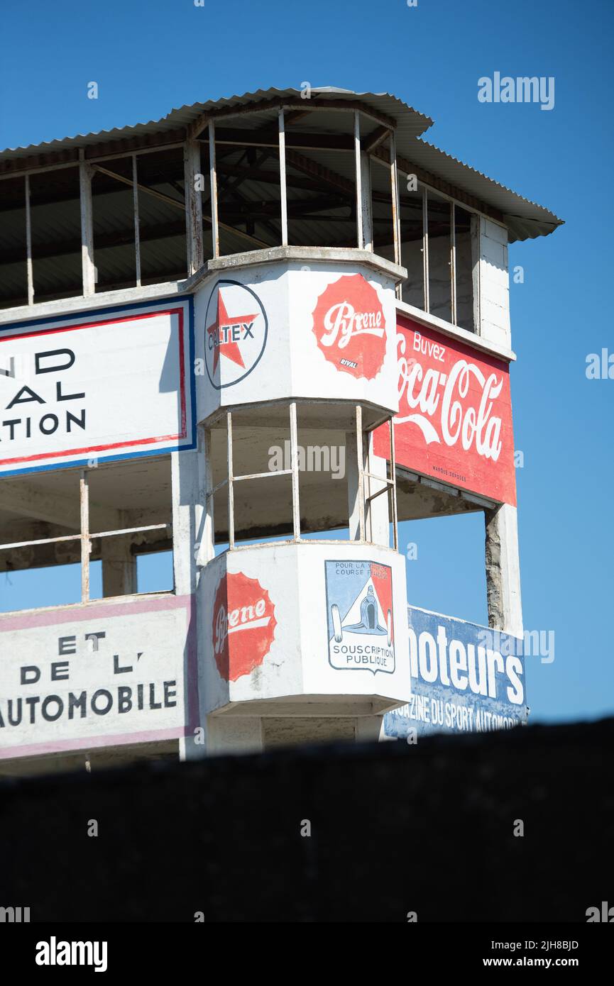 Vecchi edifici, pit lane e tribuna del circuito abbandonato Reims-Gueux. Aperto nel 1926, Gran Premio del F1 francese al 1966, chiuso per la gara 1972 Foto Stock