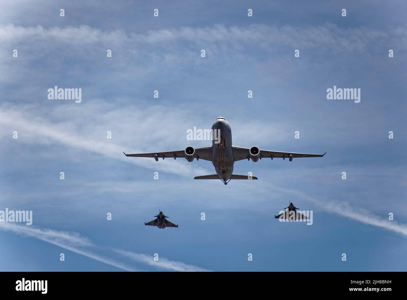 Parigi, Francia. 14th luglio 2022. Un MRTT A330, un Rafale C e un Rafale B sorvolano durante la sfilata militare del giorno della Bastiglia. Foto Stock