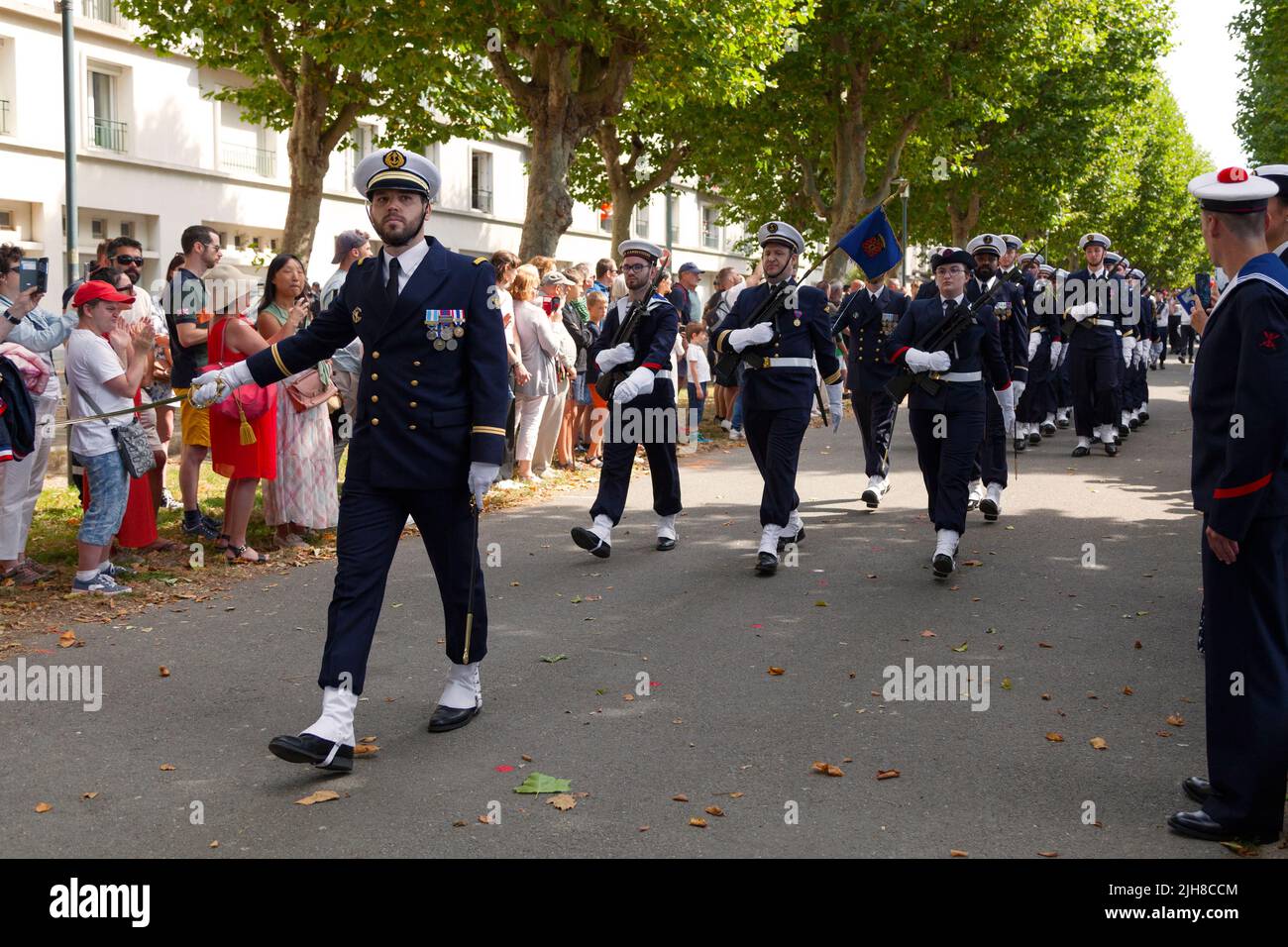 Brest, Francia - Luglio 14 2022: Soldati della forza d'azione navale di Brest, della base aeronautica navale di Landivisiau marciò per la Bastiglia giorno. Foto Stock