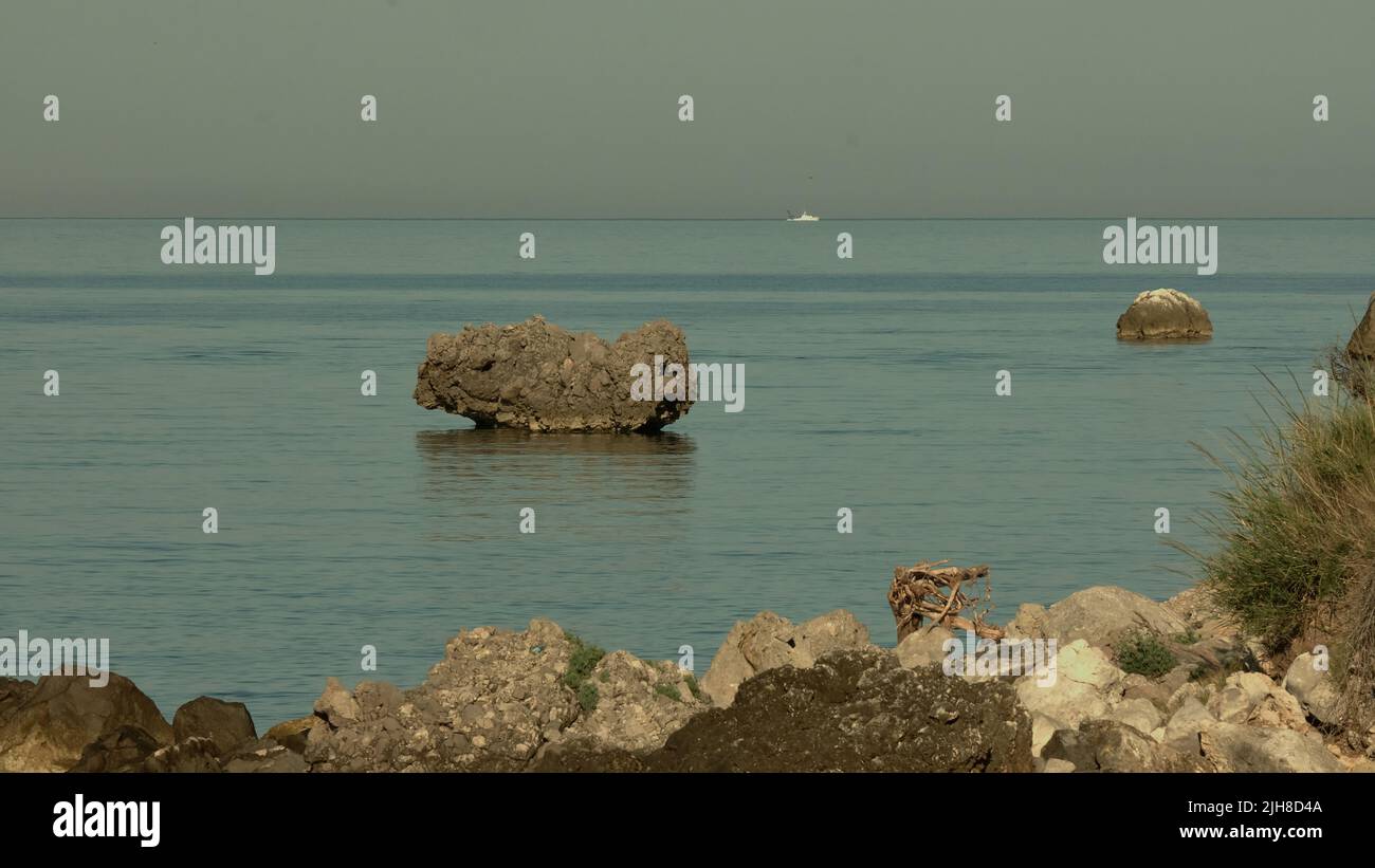 La pietra ha l'aspetto di un ippopotamo da nuoto. Foto Stock