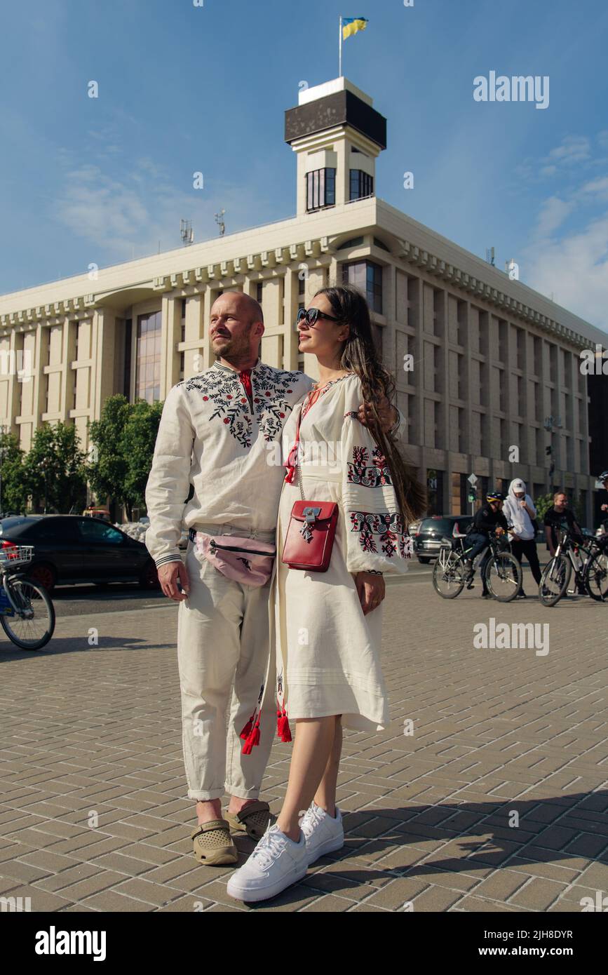 Kiev, Ucraina - 19 maggio 2022: Maidan Nezalezhnosti. Giorno di Vyshyvanka. Sorridente bella coppia con abiti tradizionali ucraini ricamati Foto Stock