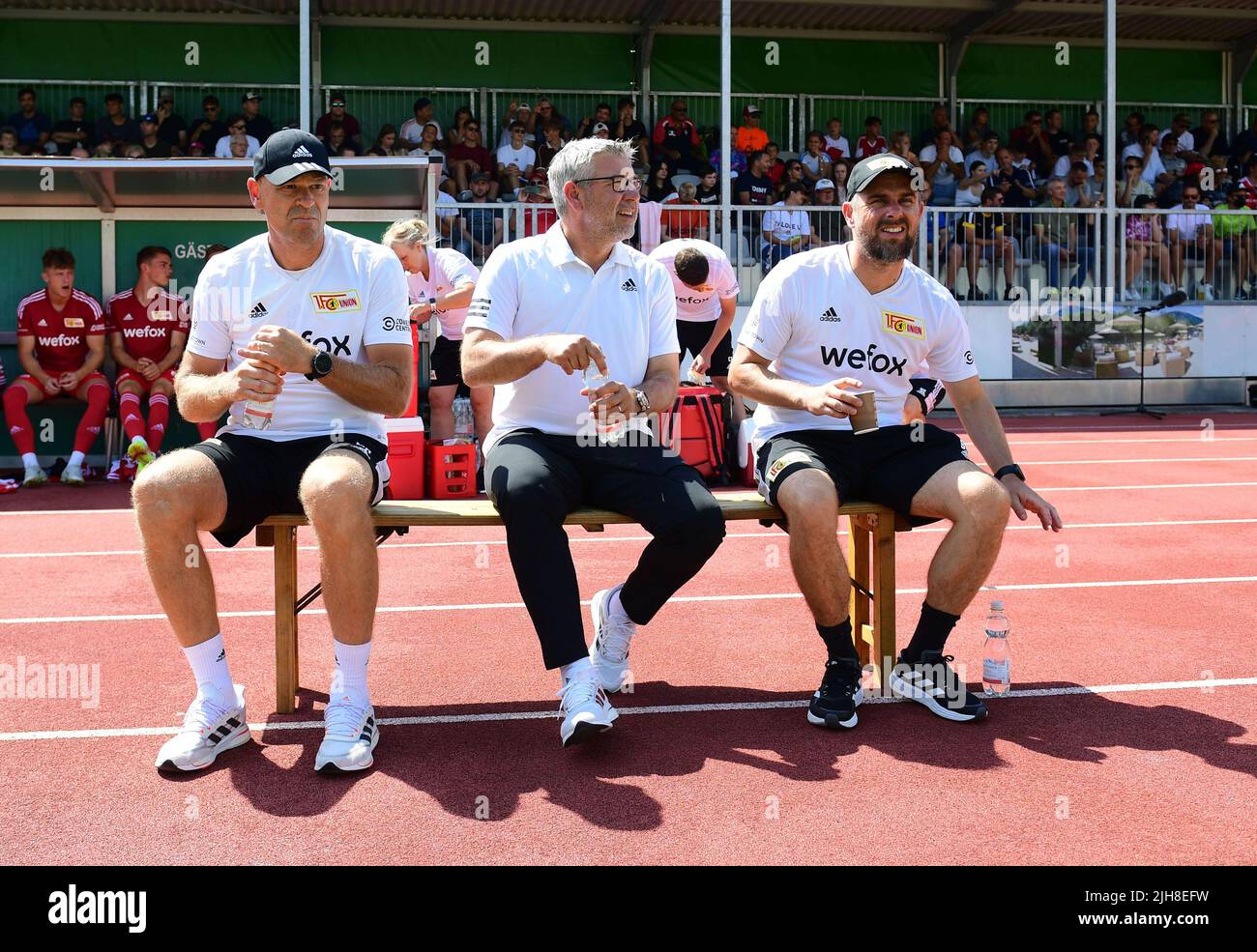 Lienz, Austria. 16th luglio 2022. Calcio: Partite di prova, 1. FC Union Berlin - Udinese Calcio al Dolomitenstadion Lienz: Il co-allenatore di Berlino Markus Hoffmann (l-r), il coallenatore Urs Fischer e il co-allenatore Sebastian Bönig siedono in panchina. Credit: Matthias Koch/dpa/Alamy Live News Foto Stock