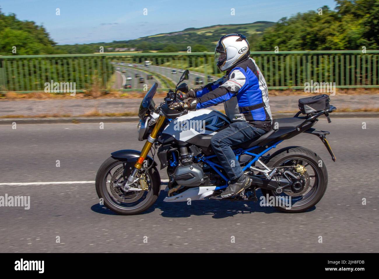2018 BMW blu R1200 1170cc benzina motocicletta; viaggiando a Manchester, Regno Unito Foto Stock