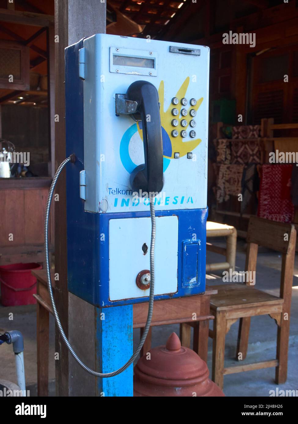 Vista del profilo dei telefoni pubblici indonesiani a moneta che erano popolari nel 90s ora stanno visualizzando pezzi d'antiquariato Foto Stock