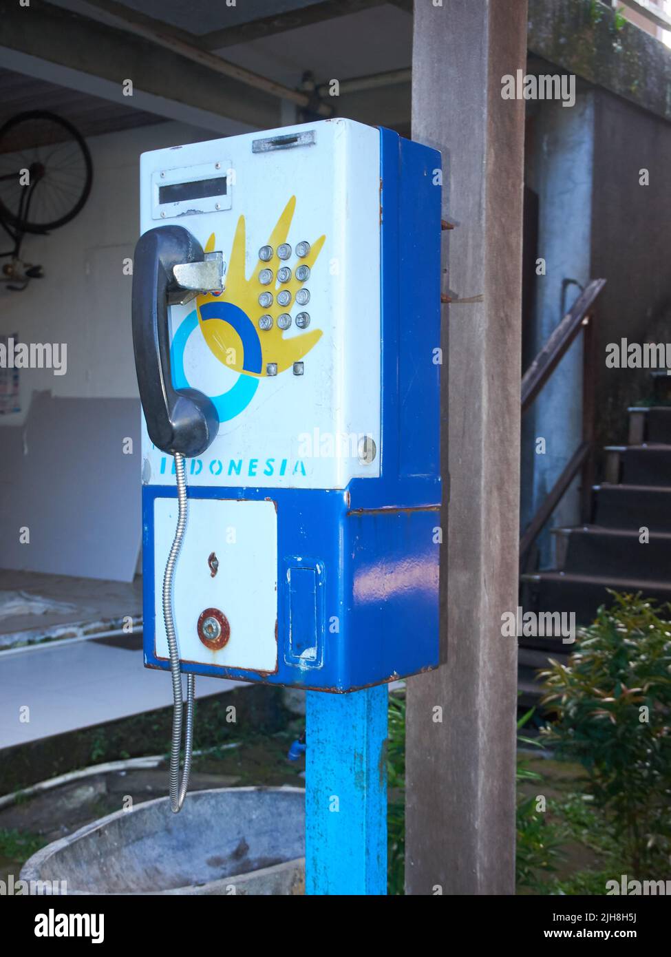 Vista del profilo dei telefoni pubblici indonesiani a moneta che erano popolari nel 90s ora stanno visualizzando pezzi d'antiquariato Foto Stock