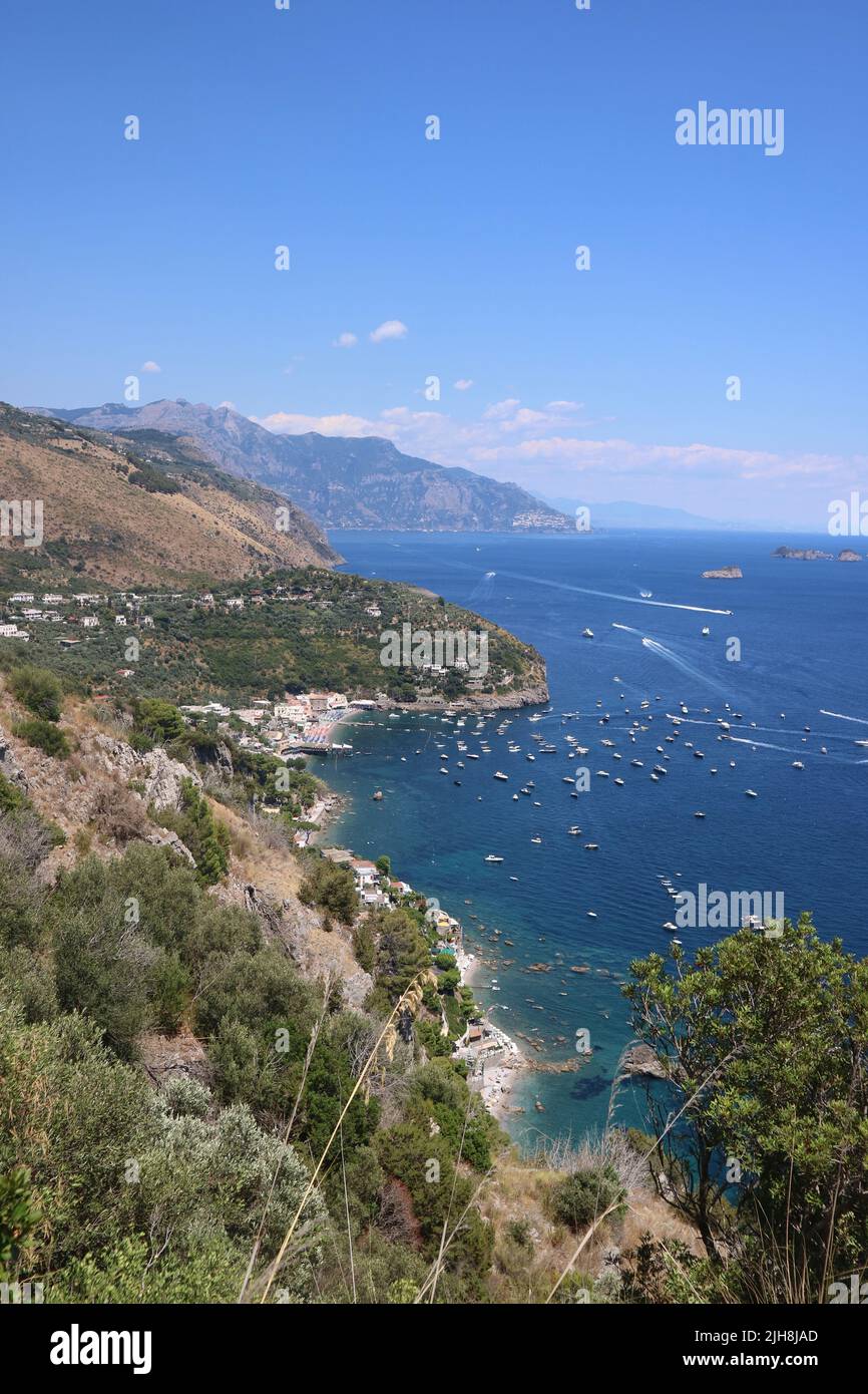 Vista su un tratto di costa mediterranea in provincia di Napoli. Foto Stock