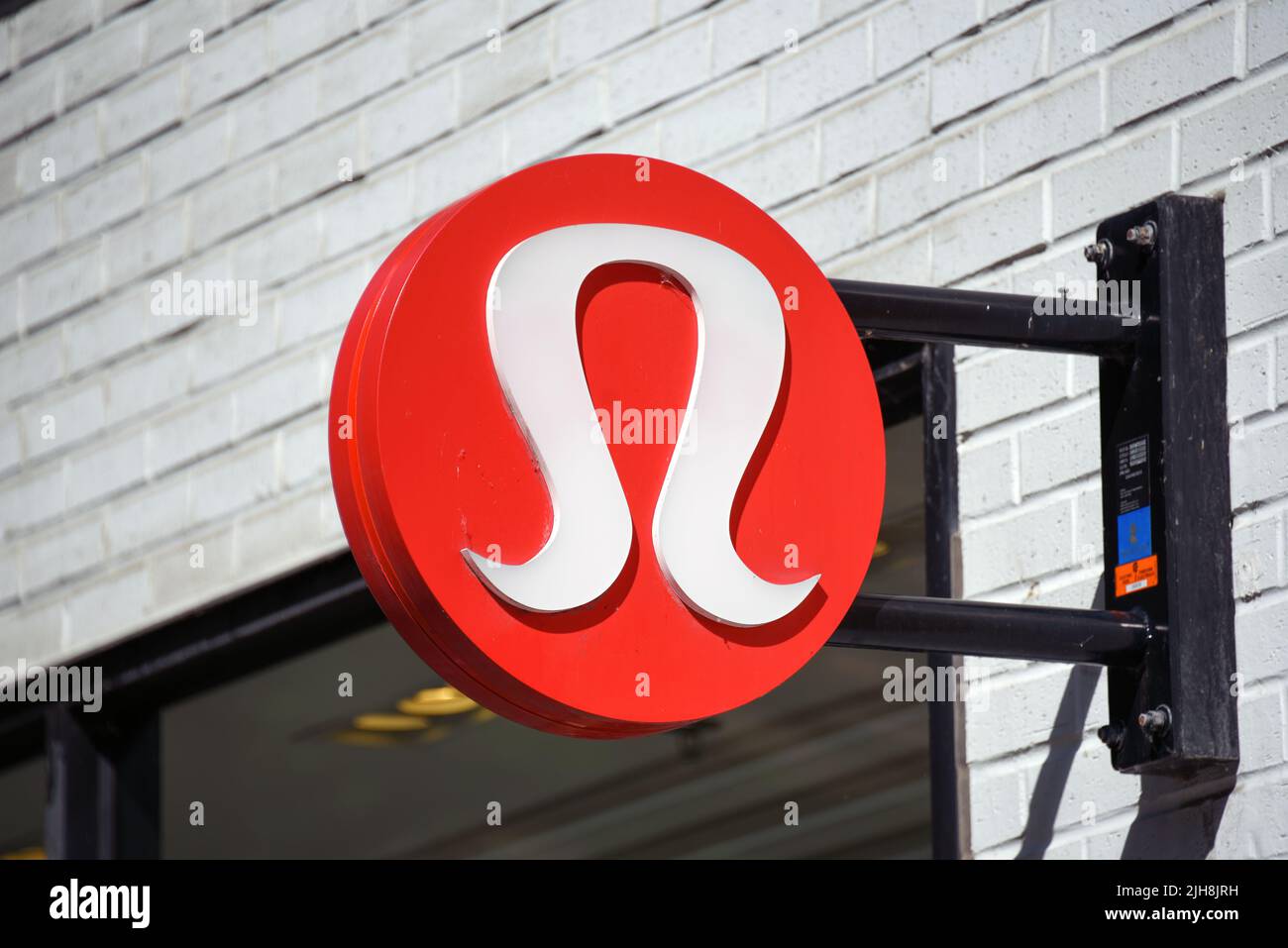 Montreal, Canada - 3 luglio 2022: Cartello per il negozio Lululemon su Saint-Catherine Street. Il popolare rivenditore di abbigliamento sportivo con sede a Vancouver Foto Stock