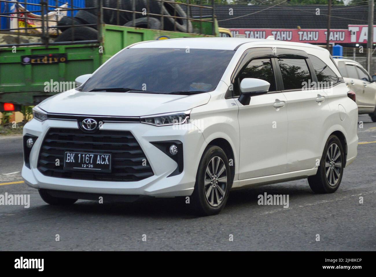 Primo piano di Toyota Avanza 2021 (Type G) in North Sumatra Streets, Indonesia Foto Stock