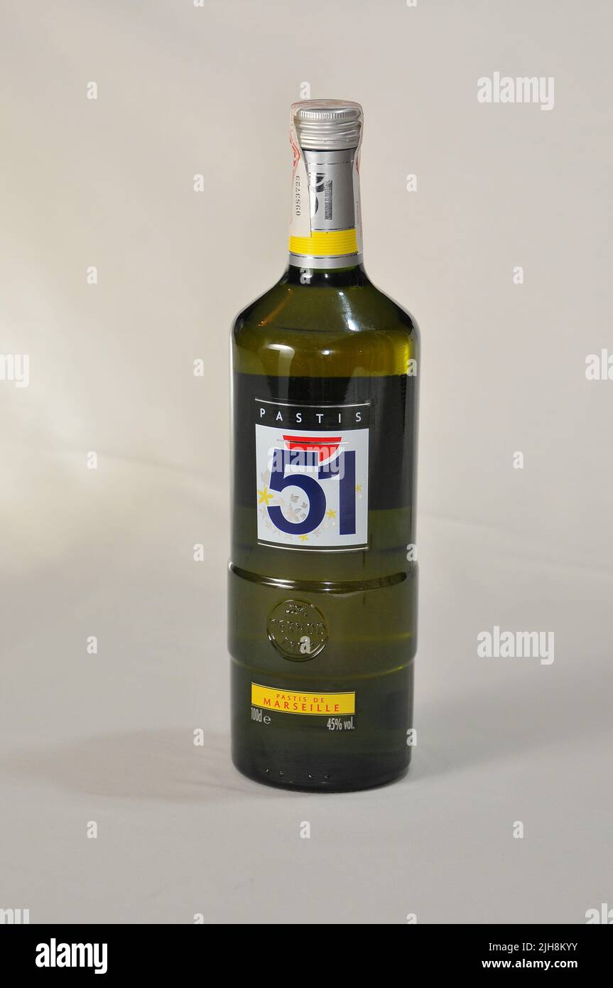 Un colpo verticale di una bottiglia di liquore di Pastis 51 in uno studio Foto Stock
