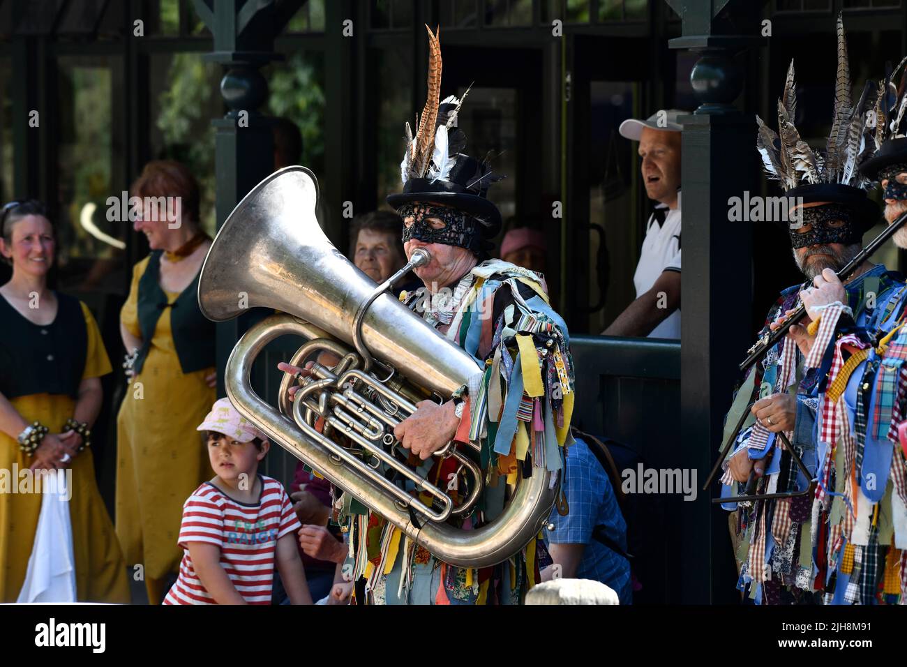 Carding Mill Valley, Church Stretton, Shropshire, Regno Unito. Luglio 16th 2022. Le colline di Stretton erano vive con il suono della musica e della danza quando i Bedlams di Shropshire e i ballerini di Martha Rhoden Tuppenny Dish Border Morris hanno festeggiato il compleanno dei gruppi 47th nella valle di Mill carding, la chiesa di Stretton. Credit: Dave Bagnall /Alamy Live News Foto Stock