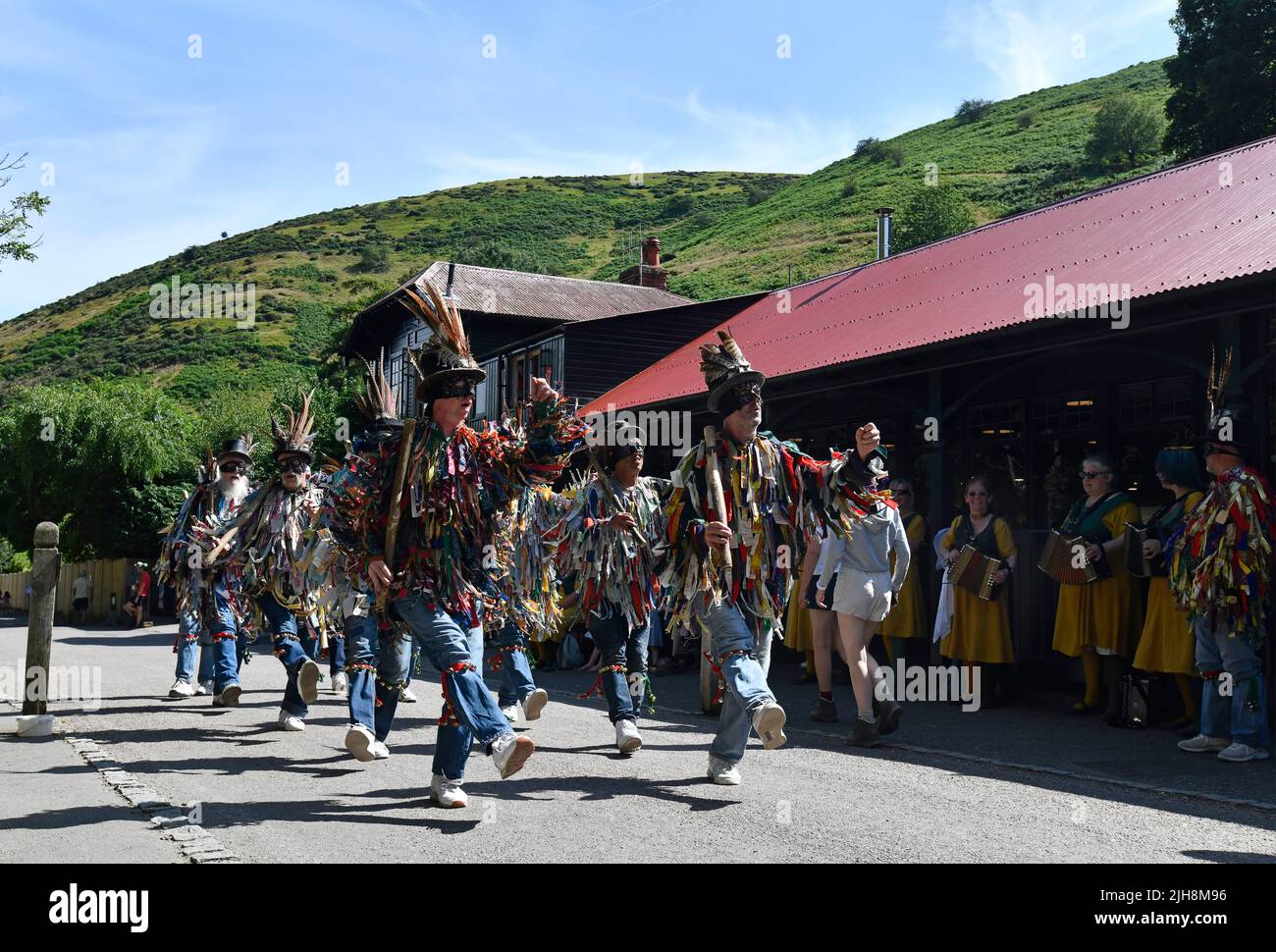 Carding Mill Valley, Church Stretton, Shropshire, Regno Unito. Luglio 16th 2022. Le colline di Stretton erano vive con il suono della musica e della danza quando i Bedlams di Shropshire e i ballerini di Martha Rhoden Tuppenny Dish Border Morris hanno festeggiato il compleanno dei gruppi 47th nella valle di Mill carding, la chiesa di Stretton. Credit: Dave Bagnall /Alamy Live News Foto Stock