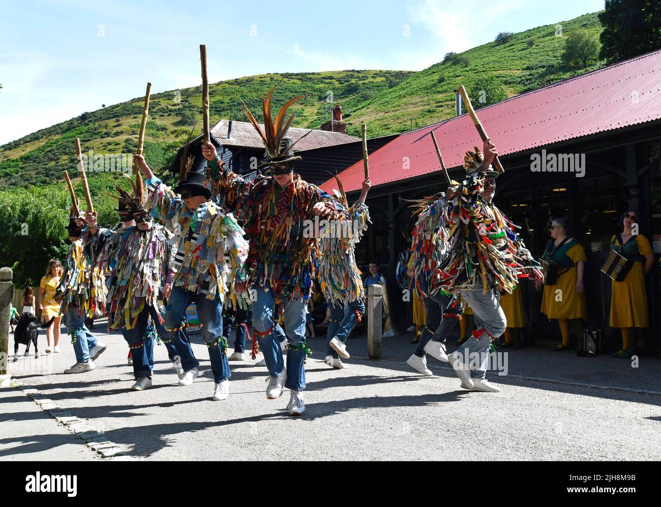 Carding Mill Valley, Church Stretton, Shropshire, Regno Unito. Luglio 16th 2022. Le colline di Stretton erano vive con il suono della musica e della danza quando i Bedlams di Shropshire e i ballerini di Martha Rhoden Tuppenny Dish Border Morris hanno festeggiato il compleanno dei gruppi 47th nella valle di Mill carding, la chiesa di Stretton. Credit: Dave Bagnall /Alamy Live News Foto Stock