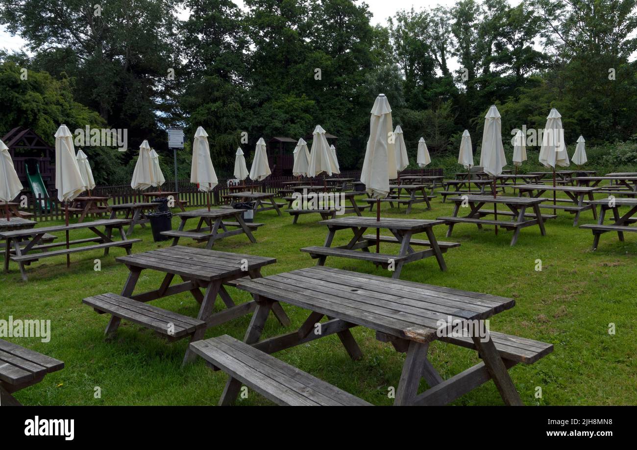 Ombrelli spettrali in un giardino pubblico lungo il fiume, Saltford, vicino a Bristol. estate 2022. Giugno. Sembra un po' come una riunione KKK... Foto Stock