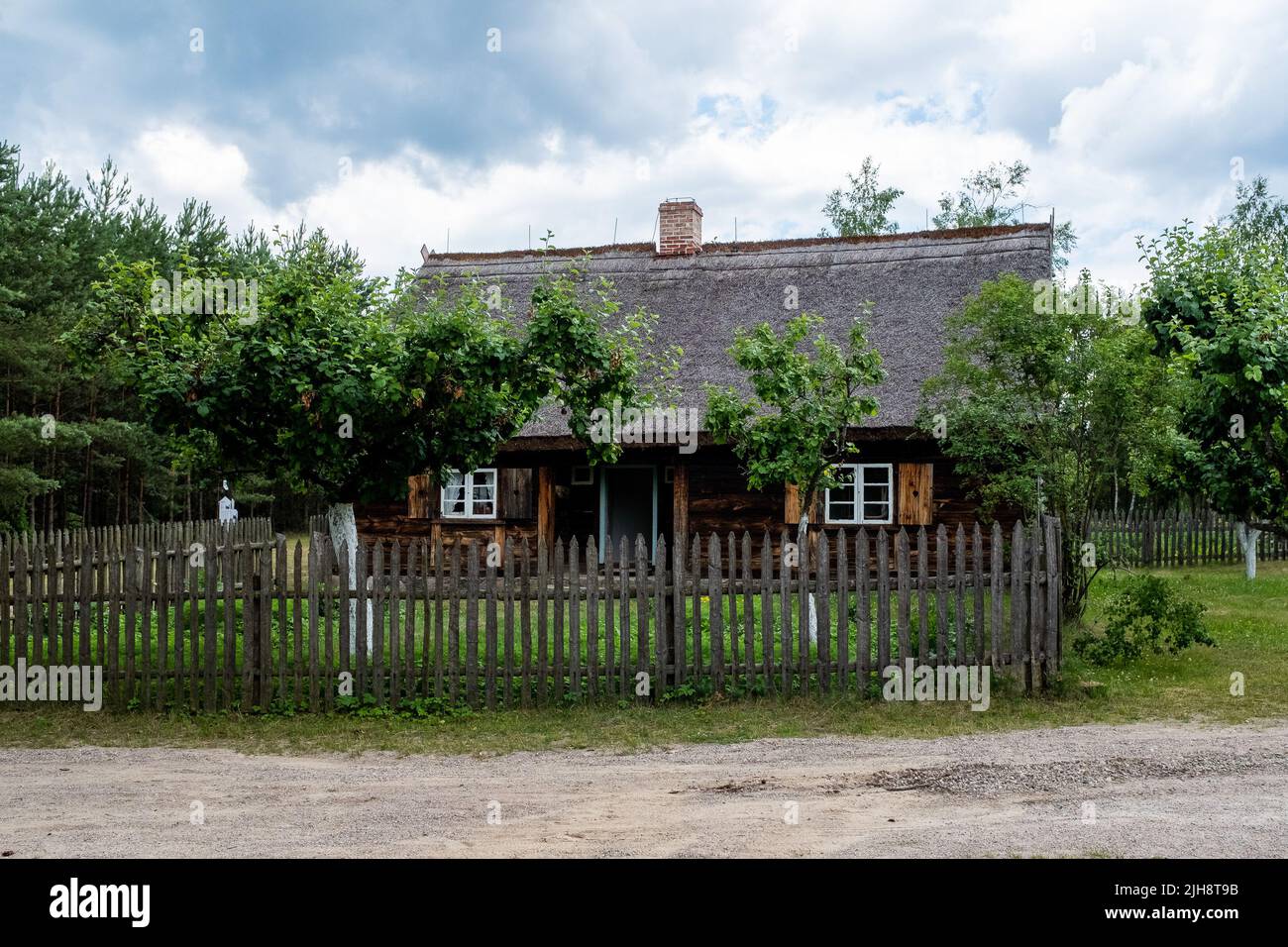 Casa dei contadini vista al Museo Kashubian a Wdzydze Kiszewskie. Cottages, manieri, una scuola, smithy, mulini a vento, Chiese, fattorie e botteghe artigiane – 52 oggetti provenienti da Kashubia e Kociewie testimoniano la ricchezza e la varietà dell'arte rurale di costruire dal XVII al XX secolo. Oggi il museo di Wdzydze si estende su 22ha di area situata vicino al lago Golun, costruito con oggetti di antica architettura regionale. Foto Stock