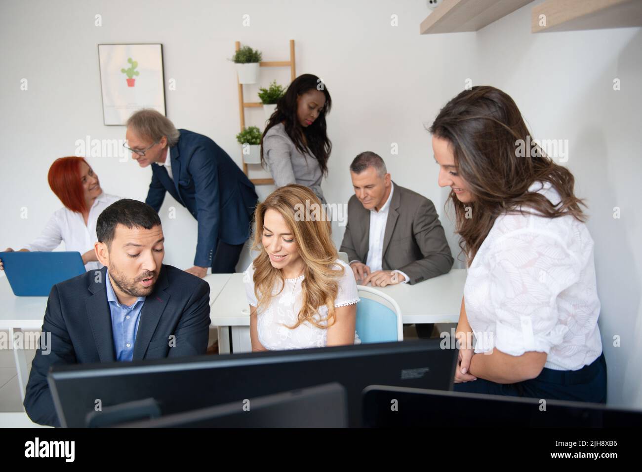 Business team di uomini e donne in un ufficio che analizza l'evoluzione dell'azienda Foto Stock