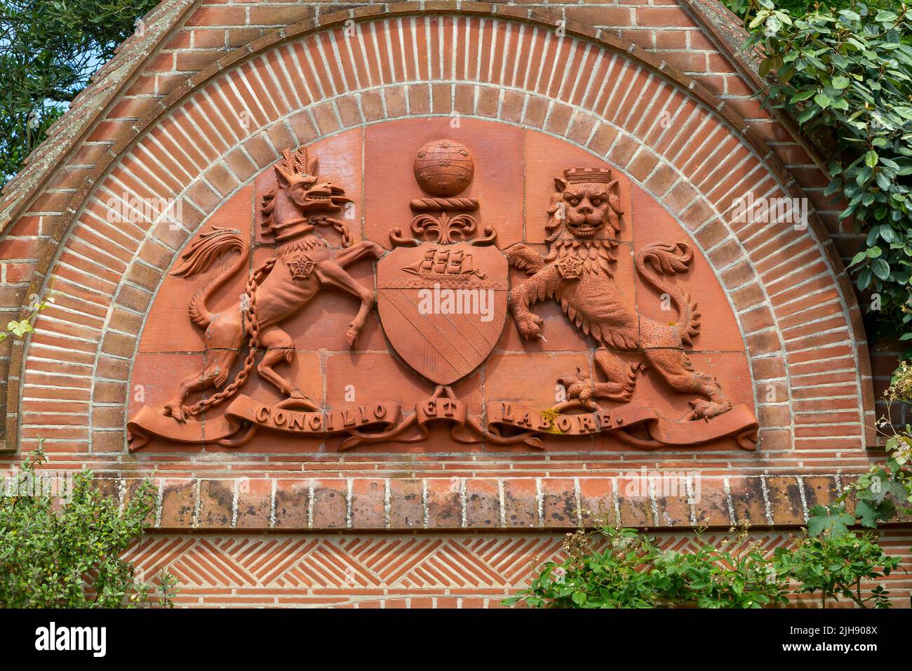 Conilio et Labore, stemma di Manchester, giardino East Ruston Old Vicarage, East Ruston, Norfolk, Inghilterra, Regno Unito Foto Stock