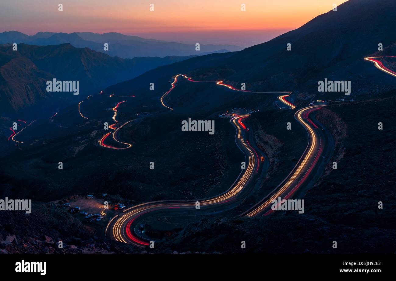 Percorsi di luci auto sulla strada di montagna di Jais a Ras al Khaimah, Emirati Arabi Uniti Foto Stock