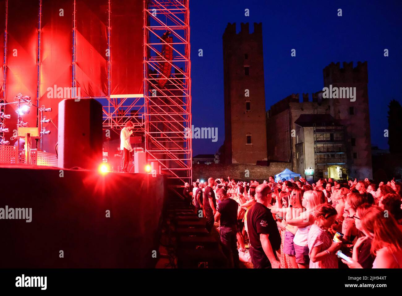 Castello Scaligero, Villafranca di Verona, 15 luglio 2022, Ermal Meta durante ERMAL META - Tour Estivo 2022 - Concerto di musica cantante italiana Foto Stock