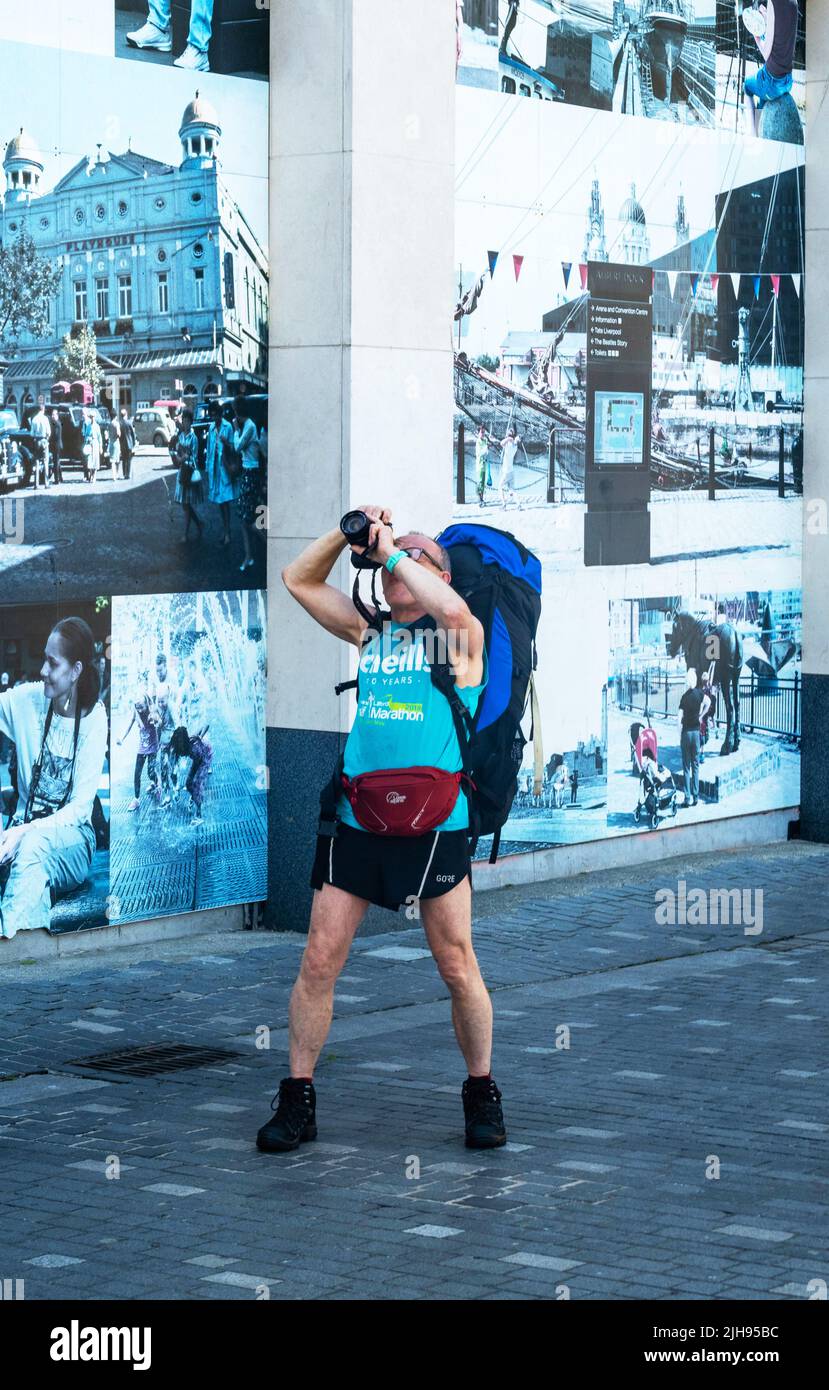 Fotografo maschile senior in una giornata estiva nel centro di Liverpool Foto Stock