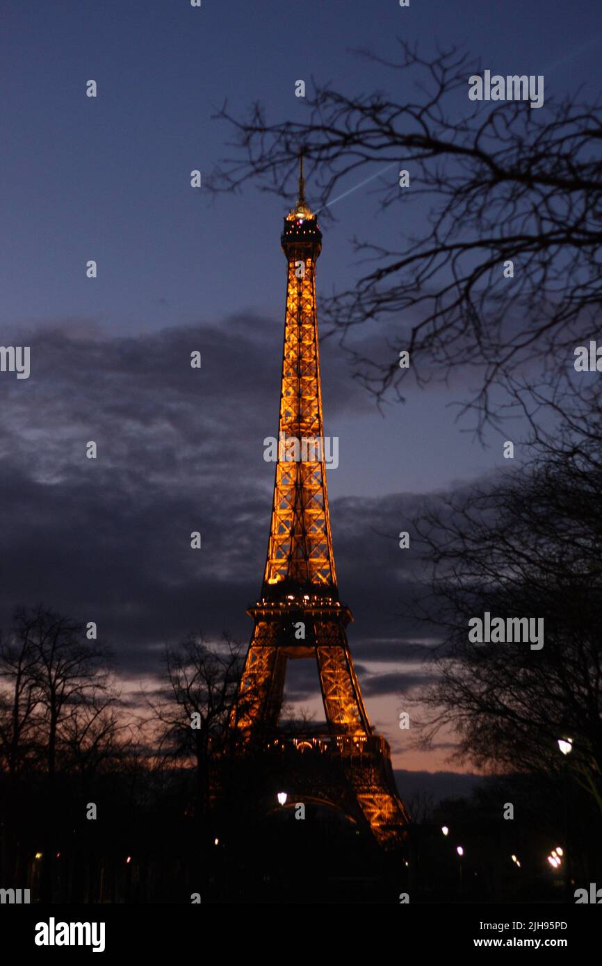 La Torre Eiffel si illuminerà al tramonto a Parigi, Francia. Foto Stock
