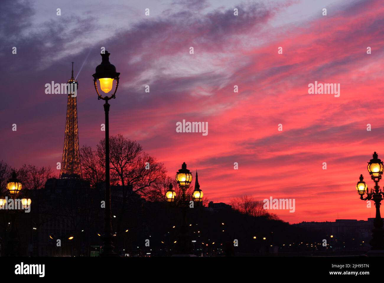 La Torre Eiffel si illuminerà al tramonto a Parigi, Francia. Foto Stock