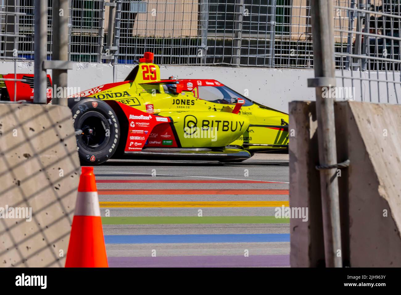 Toronto, ONTARIO, Canada. 16th luglio 2022. DEVLIN Defrancesco (29) (R) di Toronto, Canada viaggia attraverso le curve durante una pratica per l'Honda Indy Toronto per le strade del Toronto Exhibition Place a Toronto ON. (Credit Image: © Walter G. Arce Sr./ZUMA Press Wire) Foto Stock