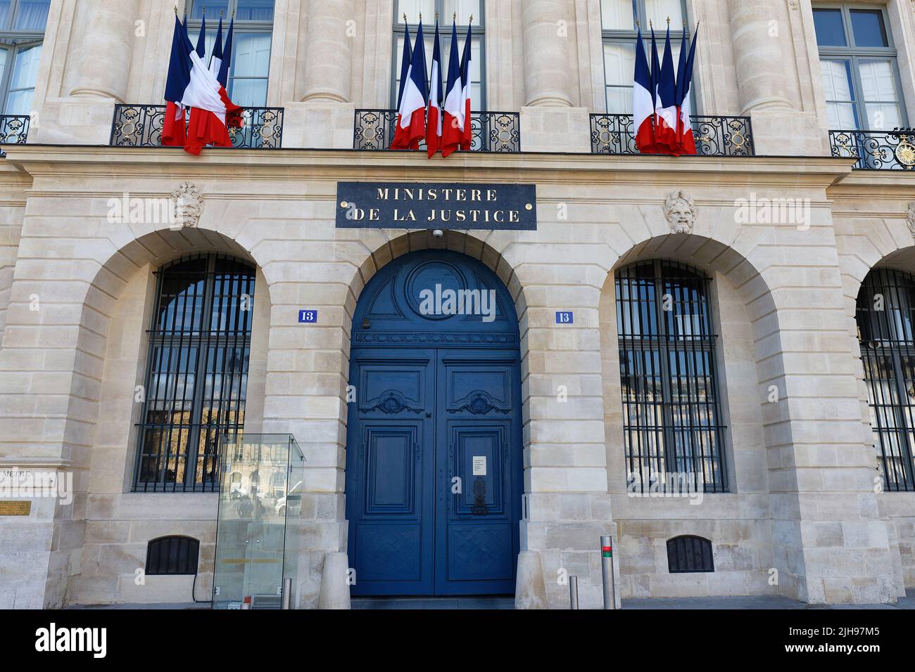 Il Ministero della Giustizia francese, noto anche come la Cancelleria, si trova presso l'Hotel de Bourvallais, sulla famosa piazza Vendome di Parigi, Francia. Foto Stock