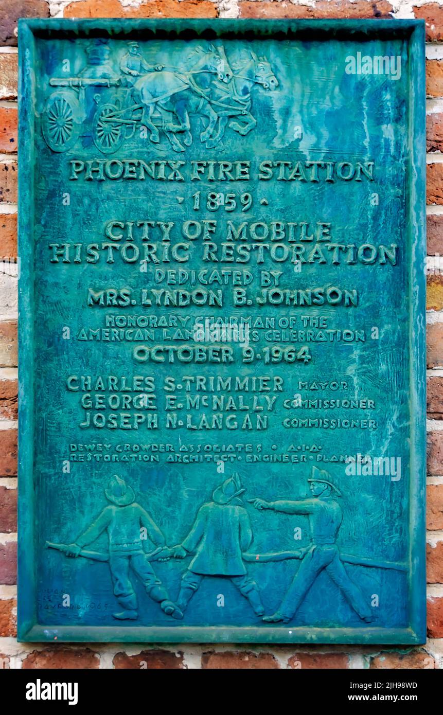 Una placca decorativa è appesa all'esterno del Phoenix Fire Museum, 10 luglio 2022, a Mobile, Alabama. La casa dei fuochi d'artificio è stata costruita nel 1855. Foto Stock