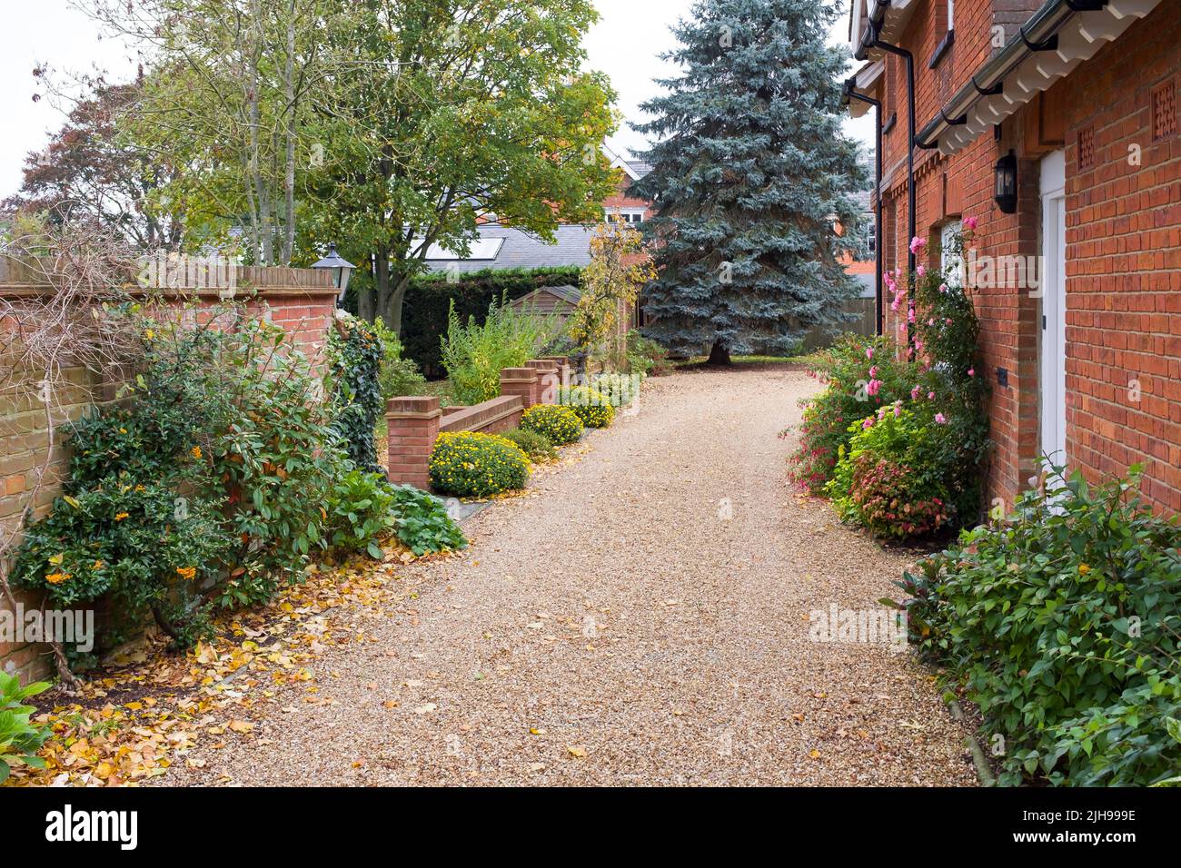 Grande casa patrimonio inglese e giardino in autunno con un vialetto di ghiaia. Buckinghamshire, Inghilterra, Regno Unito Foto Stock