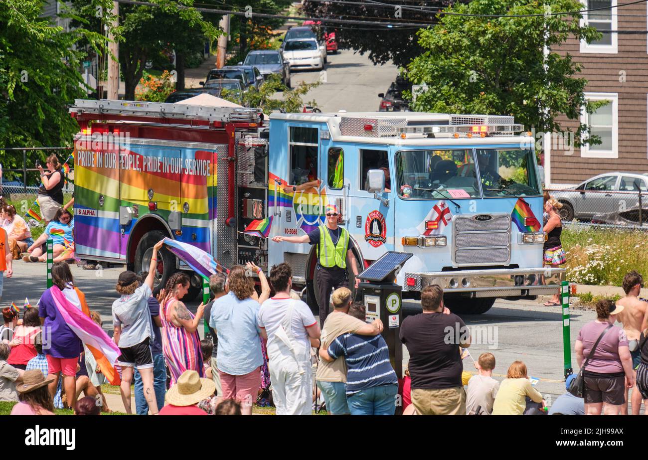 Halifax, Canada. Luglio 16th, 2022. Halifax Firefighters Truck galleggiante nella Halifax Pride Parade 2022. La sfilata ritorna attraverso la strada della città dopo due anni di assenza. Credit: Meanderingemu/Alamy Live News Foto Stock