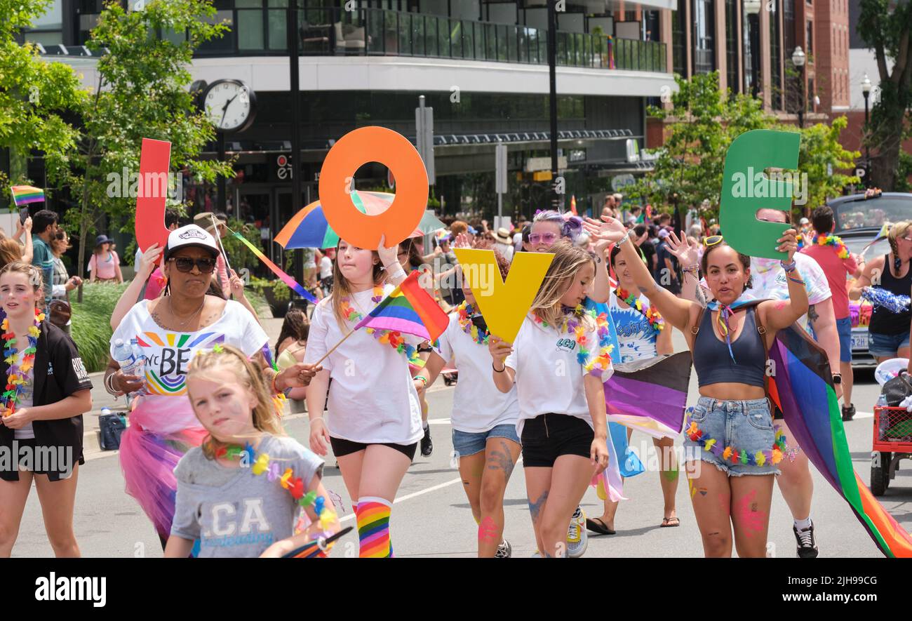 Halifax, Canada. Luglio 16th, 2022. Partecipanti alla sfilata Halifax Pride del 2022 che promuove L'AMORE. La sfilata ritorna attraverso la strada della città dopo due anni di assenza. Credit: Meanderingemu/Alamy Live News Foto Stock