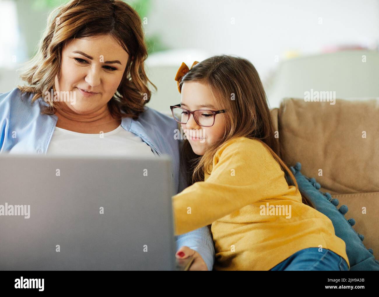 computer portatile educazione madre figli figlia ragazza familiare infanzia casa bambino genitore Foto Stock