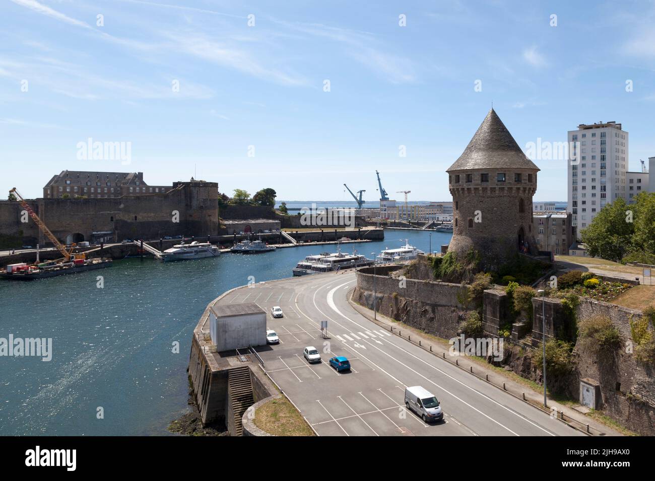 Brest, Francia - Luglio 14 2022: Il Tour Tanguy di fronte al castello di Brest sull'altro lato del fiume Penfeld. Foto Stock Brest, Francia - Luglio 14 2022: Il Tour Tanguy di fronte al castello di Brest sull'altro lato del fiume Penfeld. Foto Stock