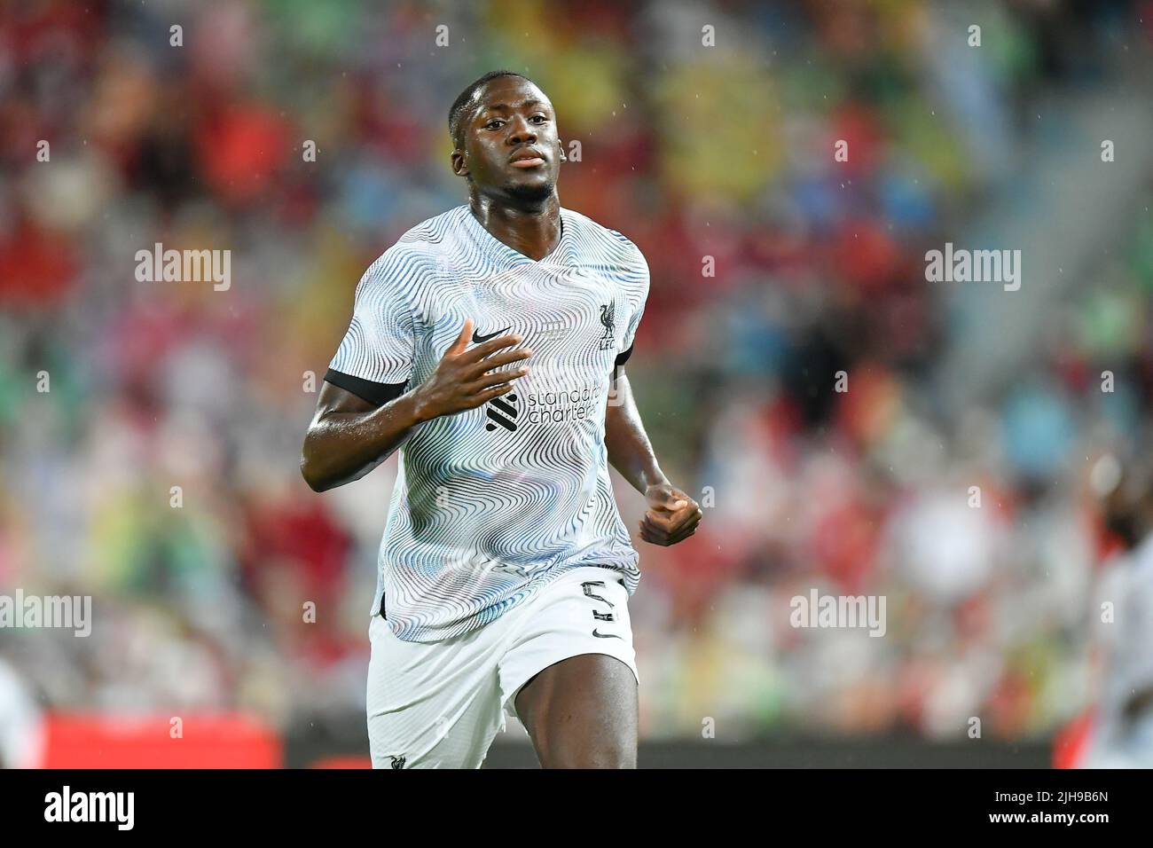 Lbrahima Konate di Liverpool visto in azione durante la partita di preseason tra Manchester United e Liverpool allo stadio Rajamangala.(Punteggio finale; Manchester United 4:0 Liverpool). Foto Stock