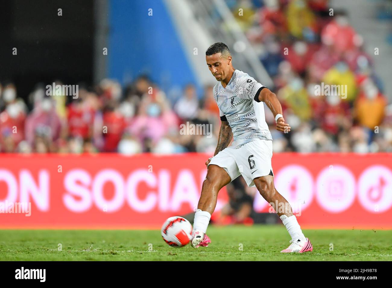 Thiago Alcantara di Liverpool visto in azione durante il preseason match tra Manchester United e Liverpool allo stadio Rajamangala. (Punteggio finale; Manchester United 4:0 Liverpool). Foto Stock